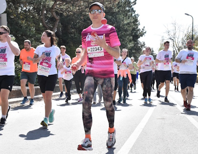 Running while juggling at Telekom Vivicittá in 2025.