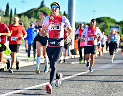 Running while juggling at Discoveries Lisbon Half Marathon in 2025.