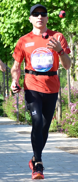 Running while juggling at Generali Run Balatonfüred in 2024.